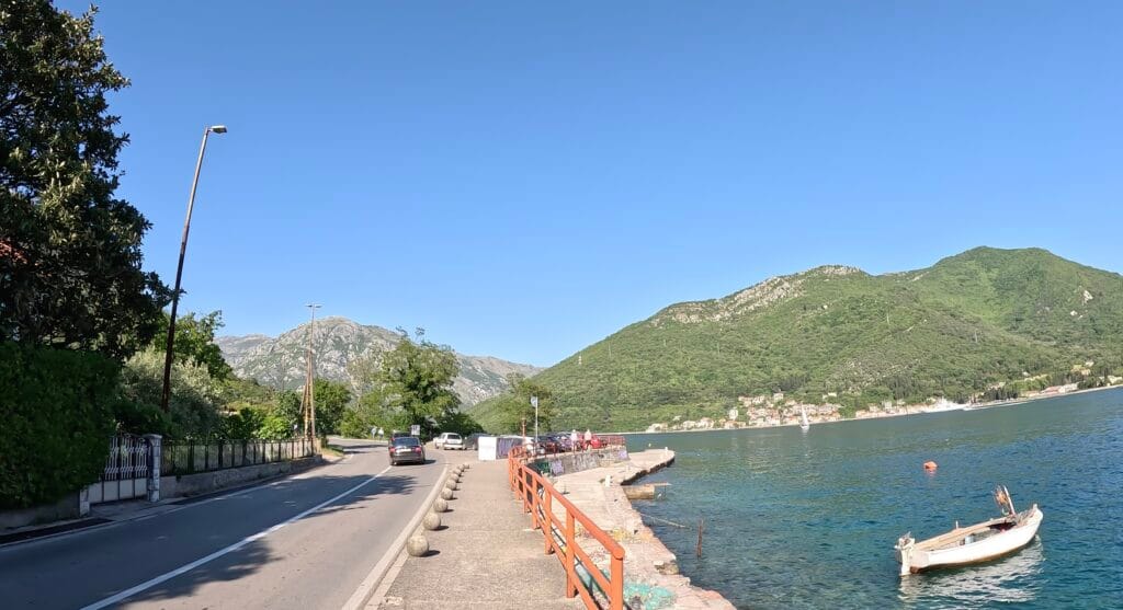 Small roadside parking area beside the water in Kamenari